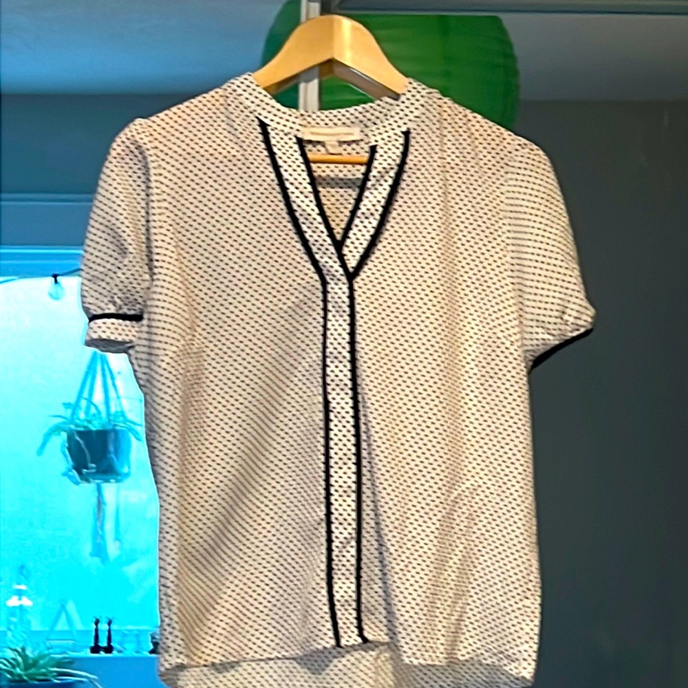 Beautiful, classic style. Size large but fits small. Only tried on.